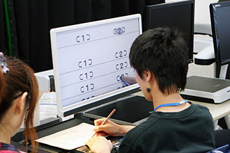 ロービジョン訓練の様子。 ロービジョン訓練の写真です。
