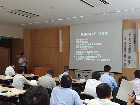 写真4：「これからの理療教育に向けて」飯島自立支援局長による総括的講演