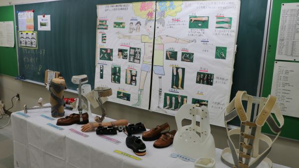 リハ並木祭室内展示の写真、様々な義肢装具が展示されています。