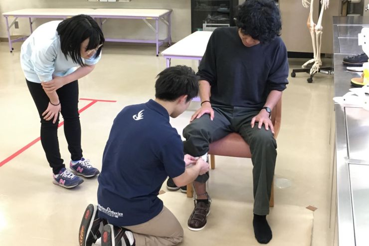 装具で歩いてみよう