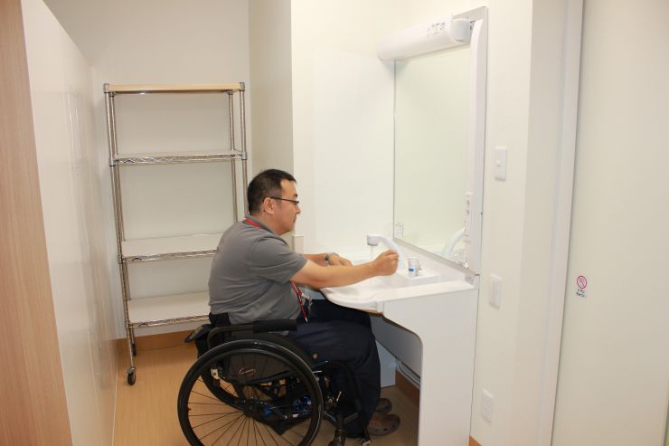 肢体機能訓練棟　利用者居室の個別収納と共有洗面台の写真