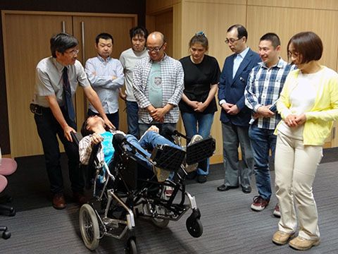 写真：ティルト車椅子の操作を指導する廣瀬氏