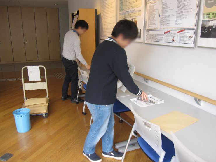 封入作業の写真 封入作業の写真