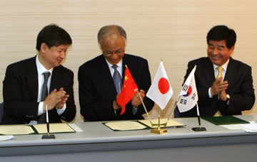 PHOTO：Signing ceremony, March, 2011