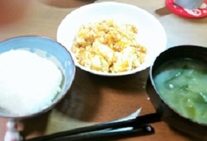 写真７：左からご飯、麻婆豆腐、みそ汁
