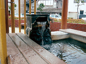 写真。湯川温泉「足湯」、湯取口と浴槽、座面など