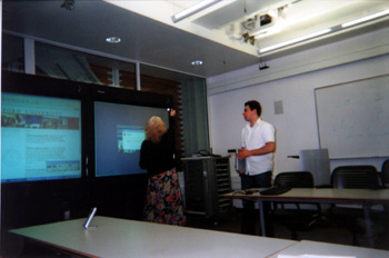 (写真)スタンフォード大学のマルチメディア実験教室