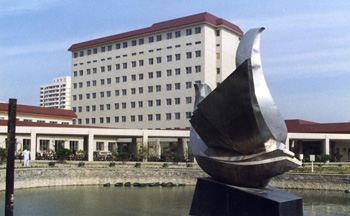 (写真2)完成した中国リハセンター病院（博愛病院）（1991年４月）
