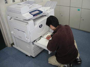 (写真1)コピー・印刷機・シュレッダー管理（用紙点検・補充）の様子