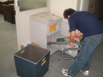 (写真2)コピー・印刷機・シュレッダー管理（シュレッダーのごみ捨て・掃除作業）の様子