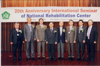 (写真1)記念式典出席者と岩谷総長