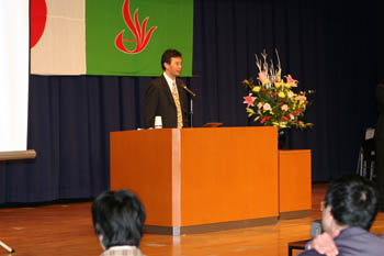 (写真2)葭原滋男さんの特別講演の様子