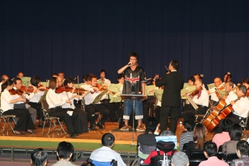 （写真3）東京サロンオーケストラを伴奏に利用者が歌う