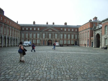 （写真2）ダブリン城内中庭。ヤード右奥のドアの前に小さな張り紙がある以外、会議の案内はなかった。