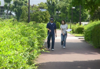 (写真1)歩行01　白杖基礎訓練の様子歩行