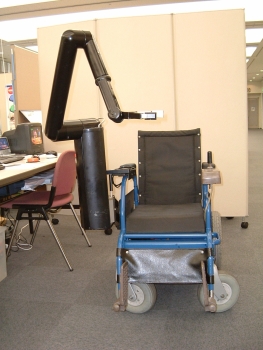 （図2）展示されていた電動車いす搭載型ロボット「ARM，Assistive Robotic Manipulator」（メーカ：Exact Dynamics BV（オランダ），日本の窓口：テクノツール株式会社）