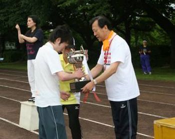 (写真４)江藤更生訓練所長から白組代表の青木貴男さんに優勝杯授与
