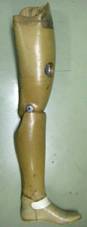 （写真２）吸着式大腿義足（殻構造、木製。） 
