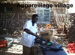 （写真３）村を訪問して義肢装具を製作中２