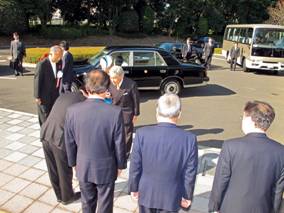 （写真１）両陛下がお乗りになった御料車が学院棟前に御着きになりました。