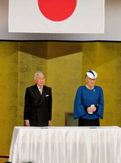 （写真２）両陛下が式典会場に御臨場され、粛然たる雰囲気の中に式典が開会されました。