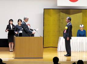 （写真３）株式会社ヤオコー様に対し、岩谷総長から感謝状が贈呈されました。