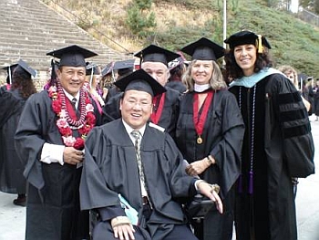 (写真1)アメリカサンディエゴ大学の卒業式にて