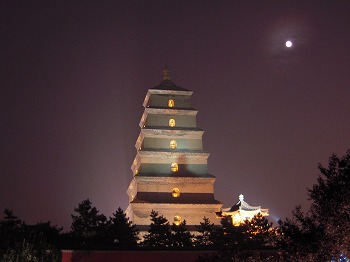 （写真）大雁塔の月