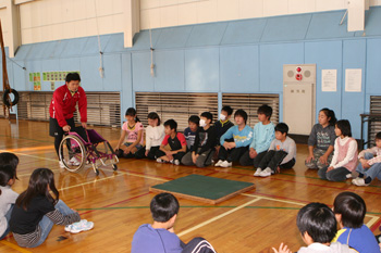 （写真）段差での車椅子の操作法について説明を受けました。