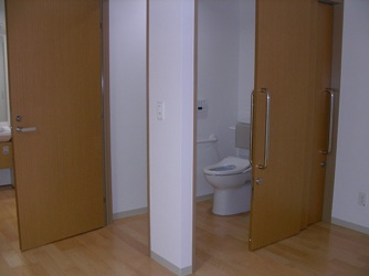 図６：扉が便器の前、横にあるトイレ