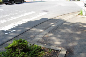 写真４：横断歩道前の段差