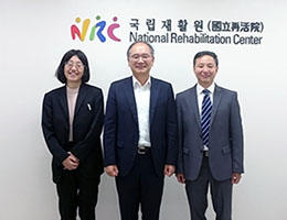 画像:飛松総長・Leeセンター長( 韓国)・Dong副所長( 中国)