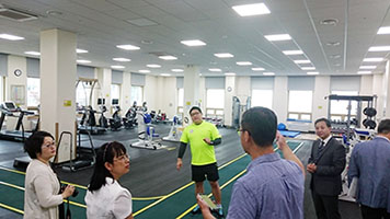 画像:運動施設の中のフィットネスジム