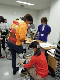 写真 片麻痺体験スーツを着用している様子