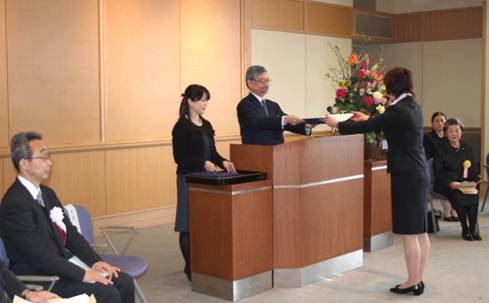 中島学院長から修了証書を授与される修了生