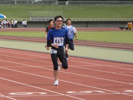 （写真3）
100ｍ競技で独走する三國さん（正面：理教）
