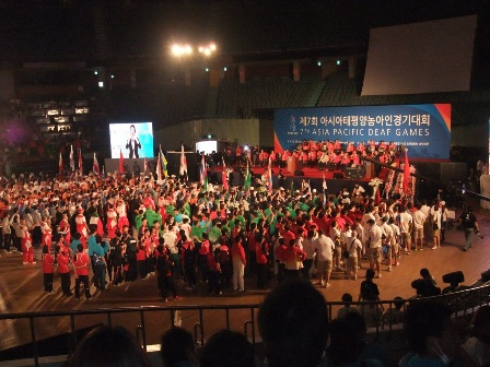 （写真1）開会式の様子（韓国手話と国際手話を交えて）