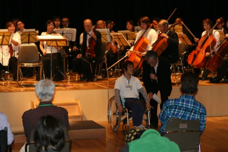 （写真4）東京サロンオーケストラの指揮体験の様子