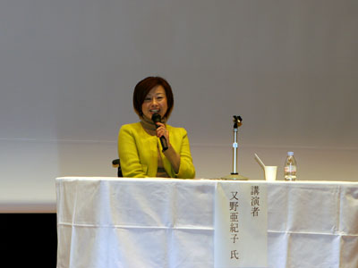 写真：講演を行う又野亜希子さん