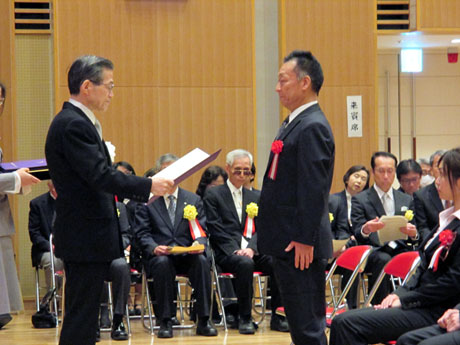 写真１：中村総長より卒業証書を受け取る卒業生