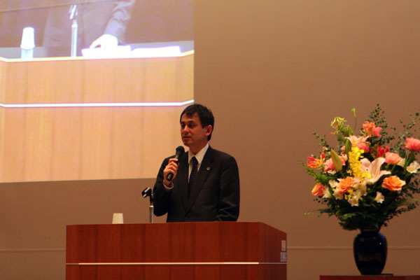 写真：障害者週間記念式典で講演を行なう千木良正先生