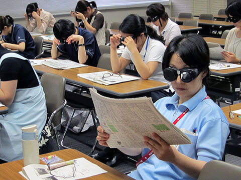 写真:平成25年度研修「文字が読みにくい」視覚障害疑似体験