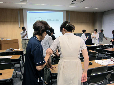 写真:平成25年度研修「安全な誘導方法」視覚障害疑似体験