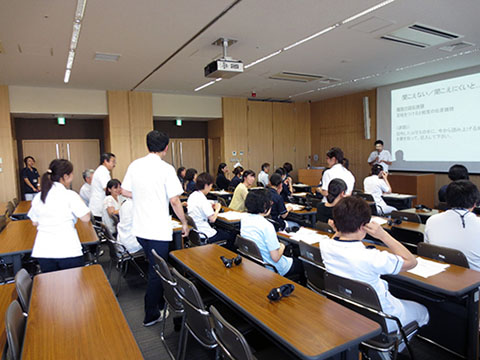写真:平成25年度研修「聞こえにくいとは」聴覚障害疑似体験