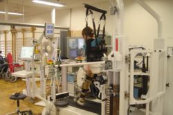 ロボット歩行訓練装置