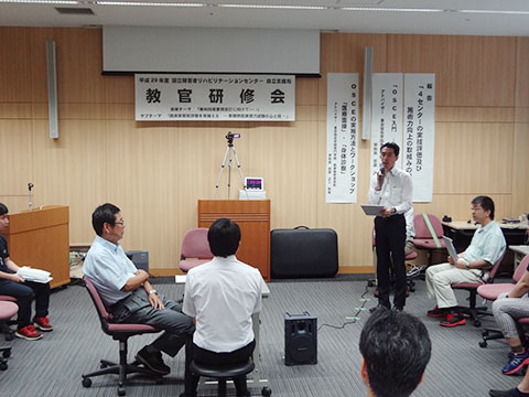 写真2:OSCEの実施方法とワークショップ「医療面接」アドバイザー 菅原 之人 先生からのアドバイス