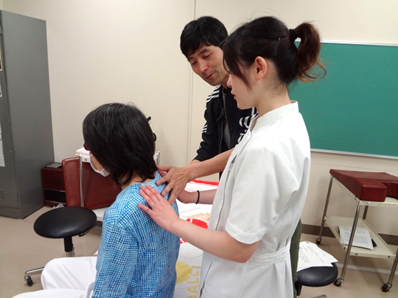 運動連鎖アプローチ®の触察法を指導する芹澤氏