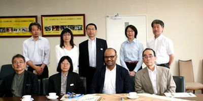 アラブ首長国連邦(UAE)当センターを初の視察 教育省 アブダビ教育審議会局長一行、総長と記念写真 アラブ首長国連邦(UAE)当センターを初の視察した際の教育省アブダビ教育審議会局長一行と総長との記念写真の様子