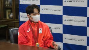 インタビューを受ける鳥居選手の写真