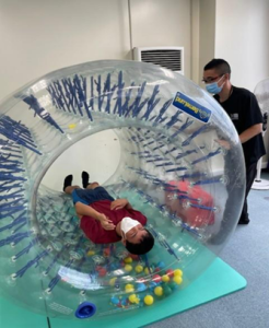 「あそぶまなぶちちぶ」、秩父学園の出展　（サイバーホイールで遊ぶ様子）